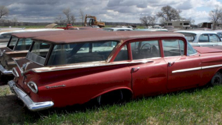 Illustration for article titled Classic cars of a huge Nebraskan junkyard get a second chance at life